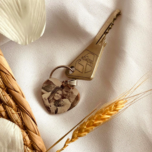 Heart-shaped key ring with engraved photo Heart-shaped key ring with engraved photo